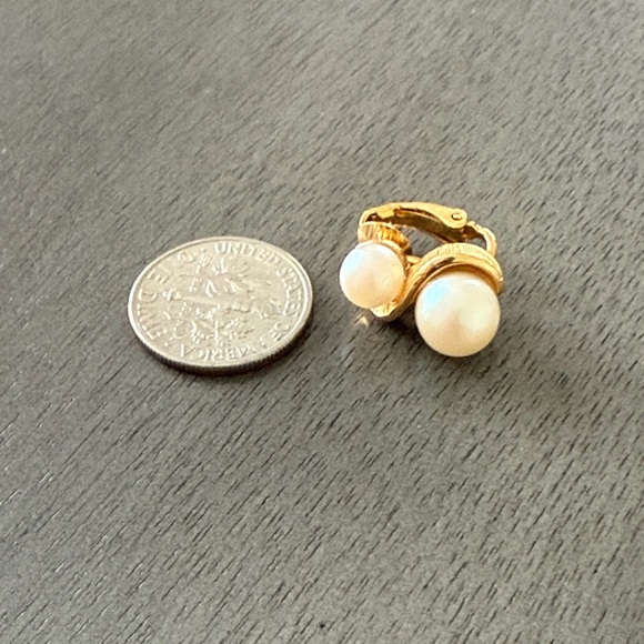 Vintage Faux Pearl Double Pearl Clip Earrings Gold Tone Petite MCM Classic Retro - Picture 3 of 4
